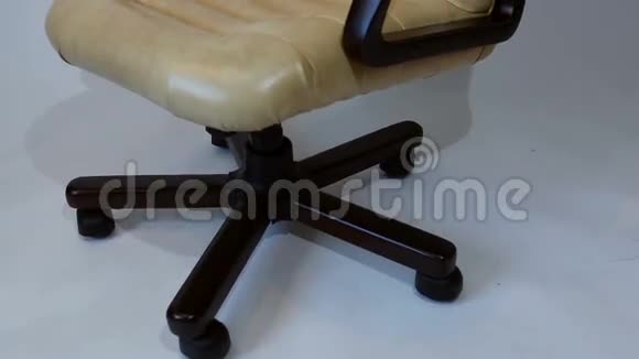 新真皮办公椅扶手椅视频的预览图