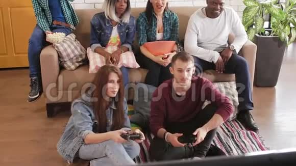一群朋友在沙发上玩电子游戏视频的预览图