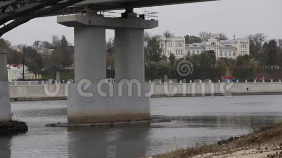 秋天有河和桥的城市景观视频的预览图