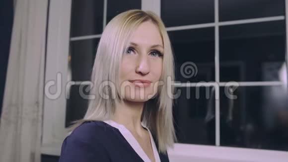 性感的金发女人模特视频的预览图