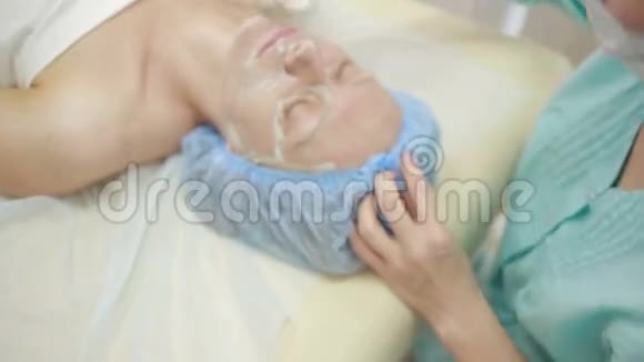 女性接受spa治疗的脸深层洁面超声波视频的预览图