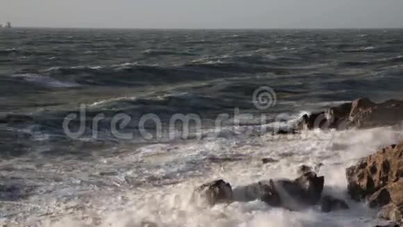 靠近悬崖的暴风海视频的预览图