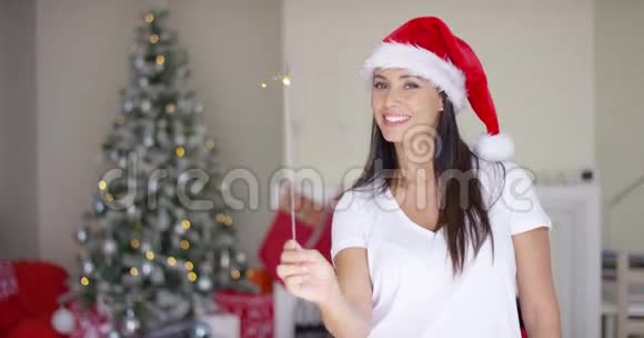 快乐的年轻女子在家庆祝圣诞节视频的预览图