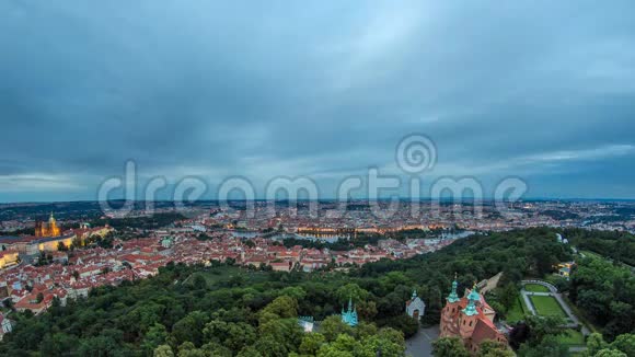从捷克的Petrin观测塔到布拉格市的美妙的白天到夜晚的时光视频的预览图