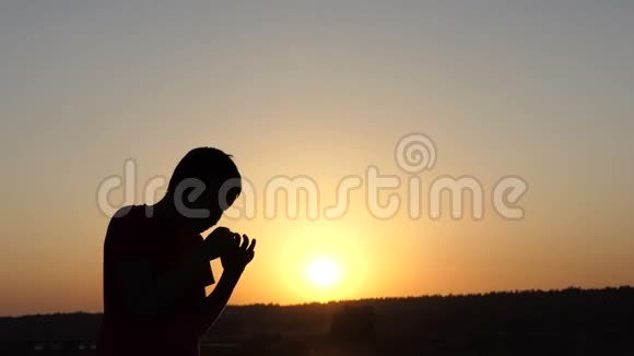 在斯隆莫秋天日落时小男孩火车在湖岸上吹拳视频的预览图