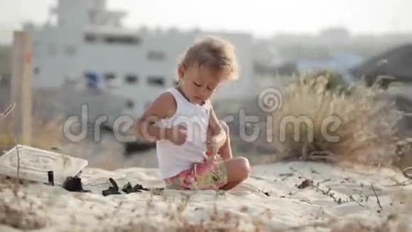 小可爱的小女孩在玩没有玩具视频的预览图