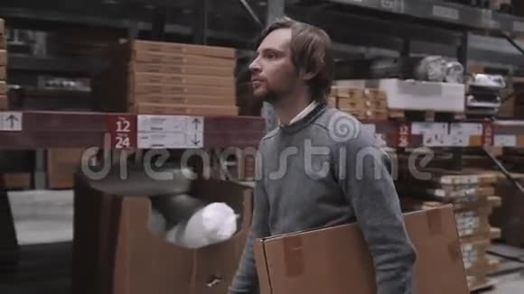 工人移动取出放置隔离从仓库的货架上提升带盒子的现代人视频的预览图