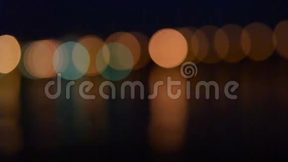 城市景观夜晚城市灯光反射在水中视频的预览图