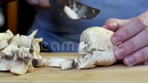 在木板上切蘑菇做菜视频的预览图