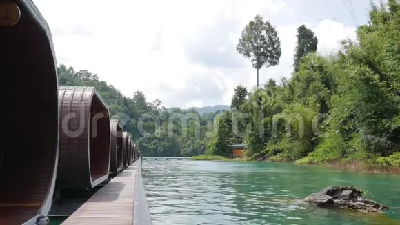 位于泰国南部的高索国家公园的ChowLan湖的房子高清慢速运动视频的预览图