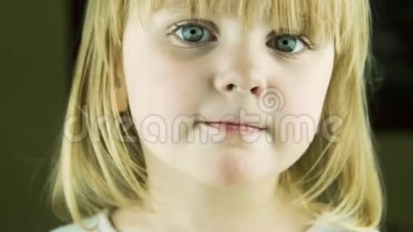 小可爱的女孩在镜头里伸出舌头视频的预览图