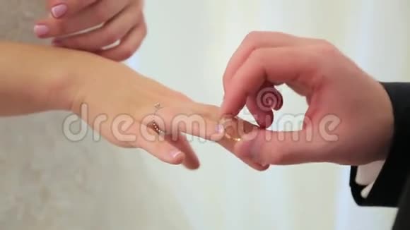 新郎戴在新娘的手指上婚礼上的一件衣服视频的预览图