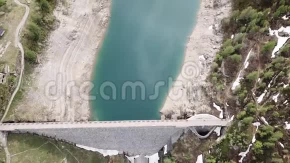 从空中俯瞰弗雷格布贾湖和海岸高山人工湖意大利阿尔卑斯山意大利视频的预览图
