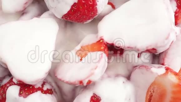 奶油中的草莓视频的预览图