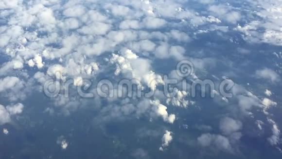 高空飞行在云层中在天空中蓝天上的空中飞行天空透过云层飞翔视频的预览图