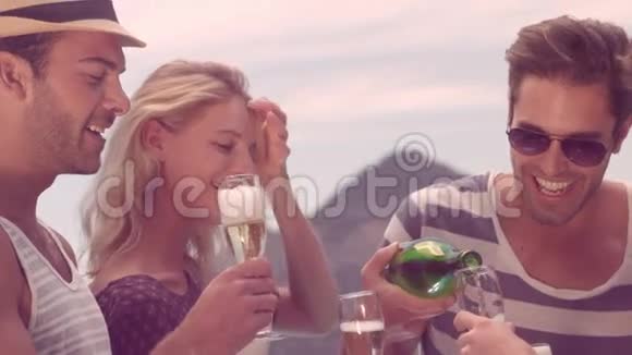 快乐的朋友在泳池边用香槟庆祝视频的预览图