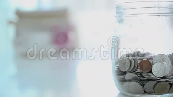 把硬币掉到玻璃罐里用铜空间省钱视频的预览图