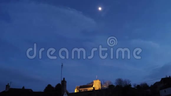 夜幕降临时乌云从泛光的教堂中掠过视频的预览图