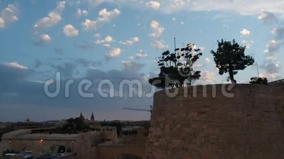 马耳他瓦莱塔镇防御工事树林的瞭望塔超垂云视频的预览图