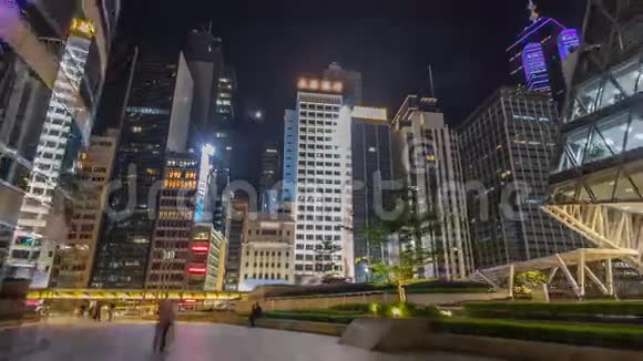 在摩天大楼的街道上现代城市交通的夜景超移时光流逝香港视频的预览图