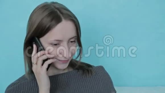 年轻女子在手机上和朋友聊天视频的预览图