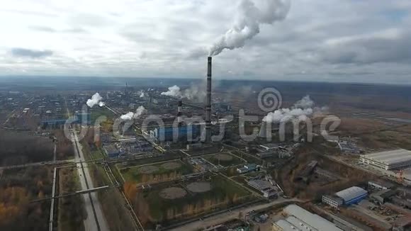 空中飞行在肮脏的排气区域重工业工厂区烟囱冒烟视频的预览图