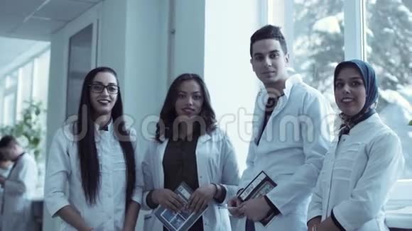 四名年轻医学生的录像片段视频的预览图
