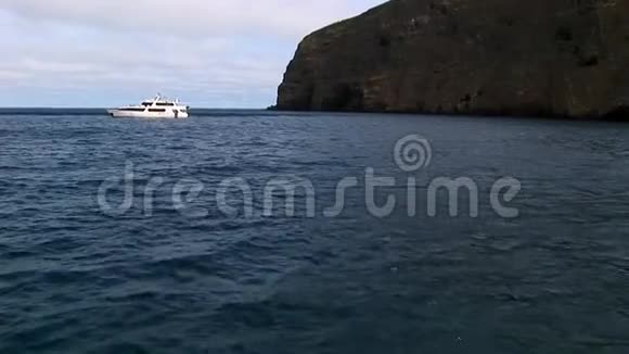 太平洋蓝色水面背景白色游艇视频的预览图