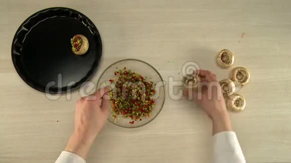 主厨将填料混合在玻璃碗中的俯视图视频的预览图