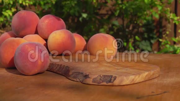 几片桃子落在木桌上视频的预览图