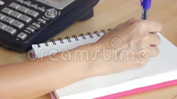 亚洲妇女在纸上手写视频的预览图