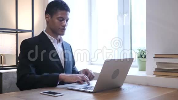 在笔记本电脑上工作的黑人竖起大拇指视频的预览图