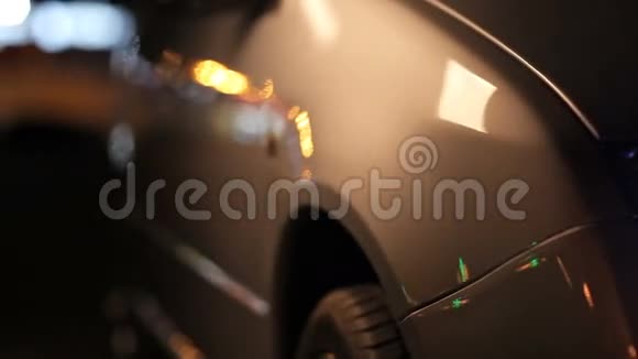 银色轿车夜景视频的预览图
