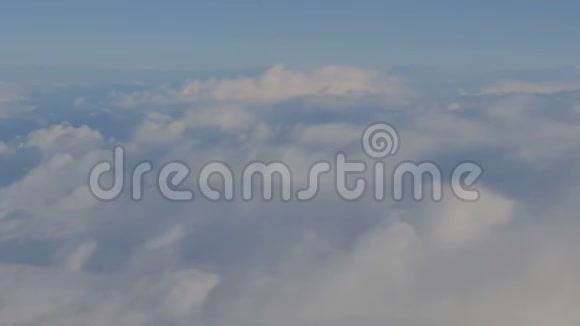 在飞行过程中从飞机上看到天空和云彩视频的预览图
