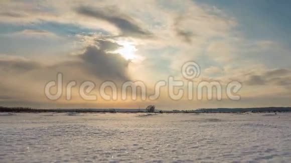 云在冬天的景色中移动阳光明媚时光流逝视频的预览图