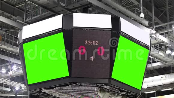 体育场的记分板上有绿色的屏幕和横幅视频的预览图