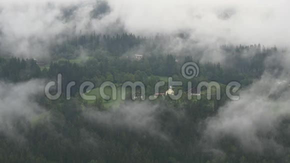 高地村庄覆盖着晨雾视频的预览图