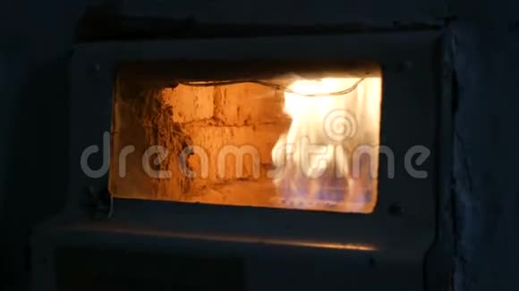 老式的老式煤气壁炉里面燃烧的火焰可以近距离观看视频的预览图