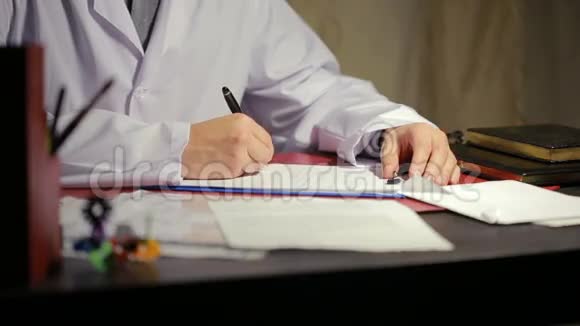 男性在文件中用白色的实验室外套书写笔视频的预览图