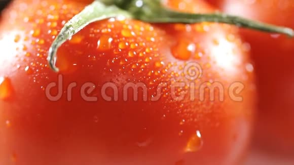 从成熟的西红柿上面滴下的水滴极端近距离高清视频的预览图