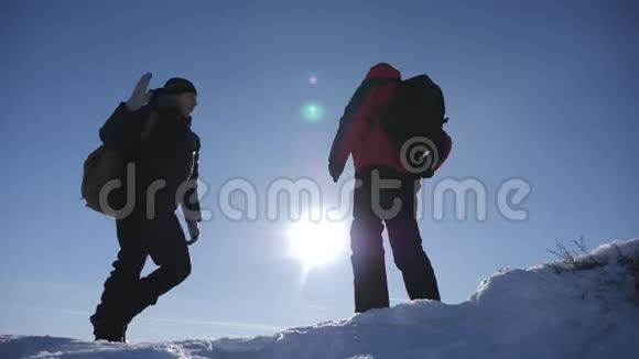 游客帮助队友攀爬拿着背包的人伸出援助之手给他的朋友团队合作理念视频的预览图