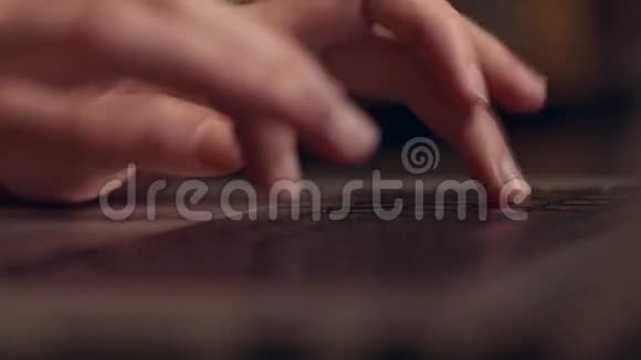 女人的手在电脑键盘上打字视频的预览图