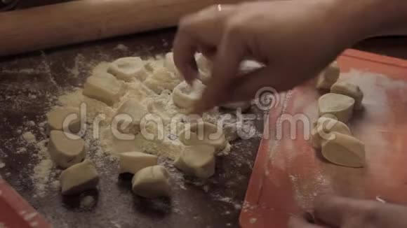 拉维奥利的配料在桌上准备家常饺子用面粉视频的预览图