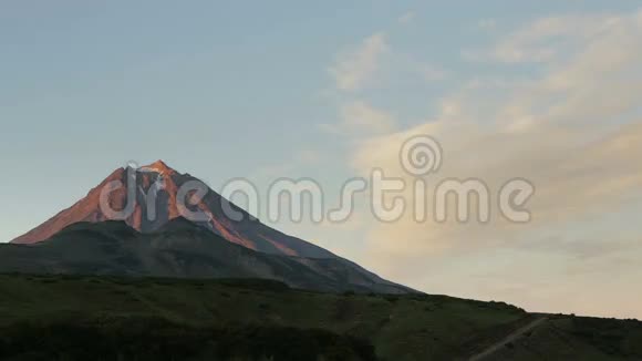 Vilyuchinsky火山周围云层的移动视频的预览图
