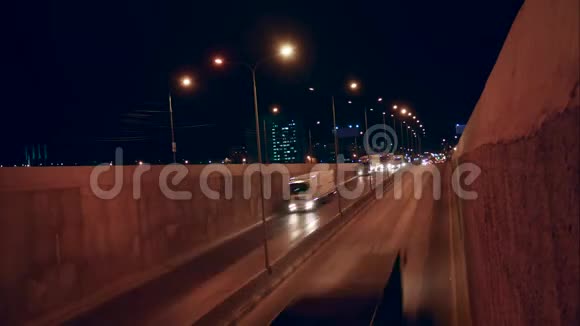 汽车夜间活动交通城市红绿灯在街道上的时间流逝都市生活生活生活方式视频的预览图