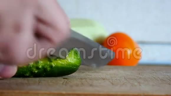 把切鲜黄瓜的手收起来视频的预览图