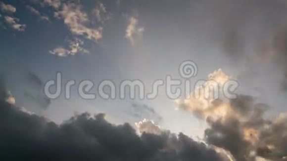 日落时分云在天空中快速移动视频的预览图