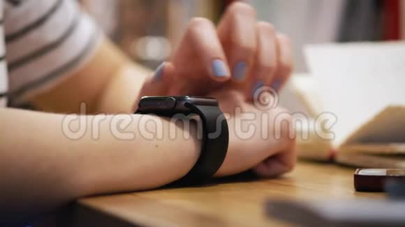在智能手表可穿戴设备的触摸屏上用手指做各种手势女孩坐在视频的预览图