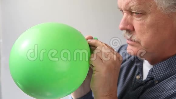 人让空气从气球里出来视频的预览图