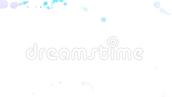 抽象斑点和斑点出现在白色背景上蓝色和粉红色的油漆蔓延形成框架4K运动图形视频的预览图